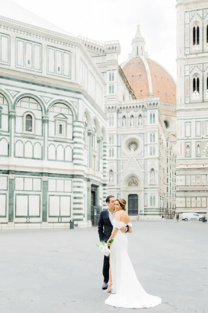 Engagement photosession with a background of Santa Maria del Fiore